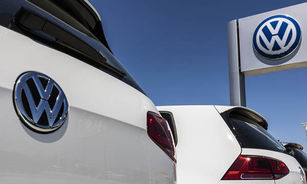 En Volkswagen-försäljningsanläggning på en parkeringsplats (AI text)