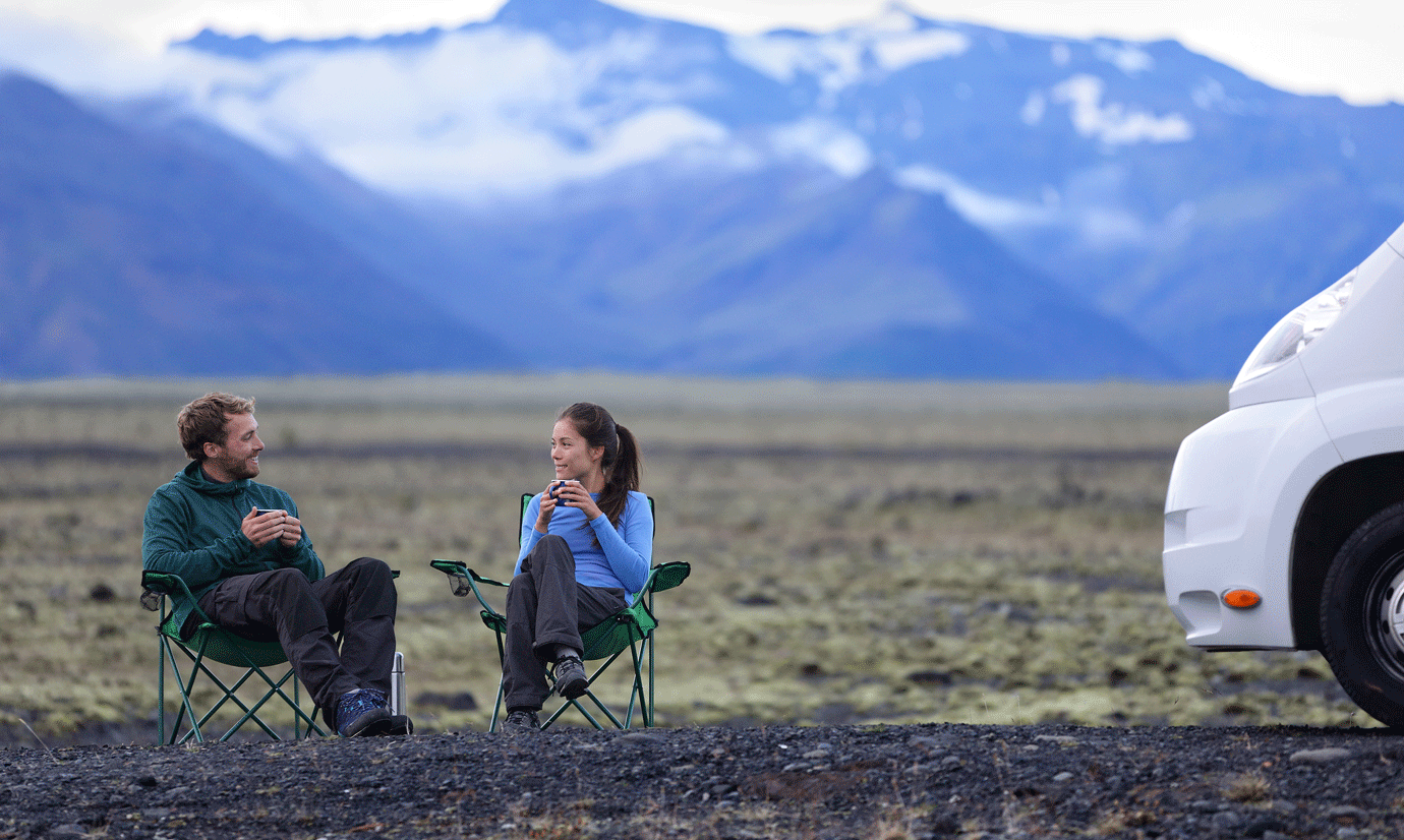 ett par sitter framför en vit fyrhjuling i ökenen (AI text)