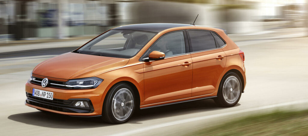 En Volkswagen Polo kör genom en stadsgata. (AI text)