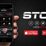 En man håller upp sin telefon framför sitt ansikte. (AI text)