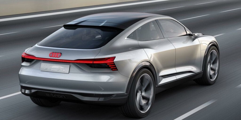 Audi Q3-konceptet kör på motorvägen. (AI text)