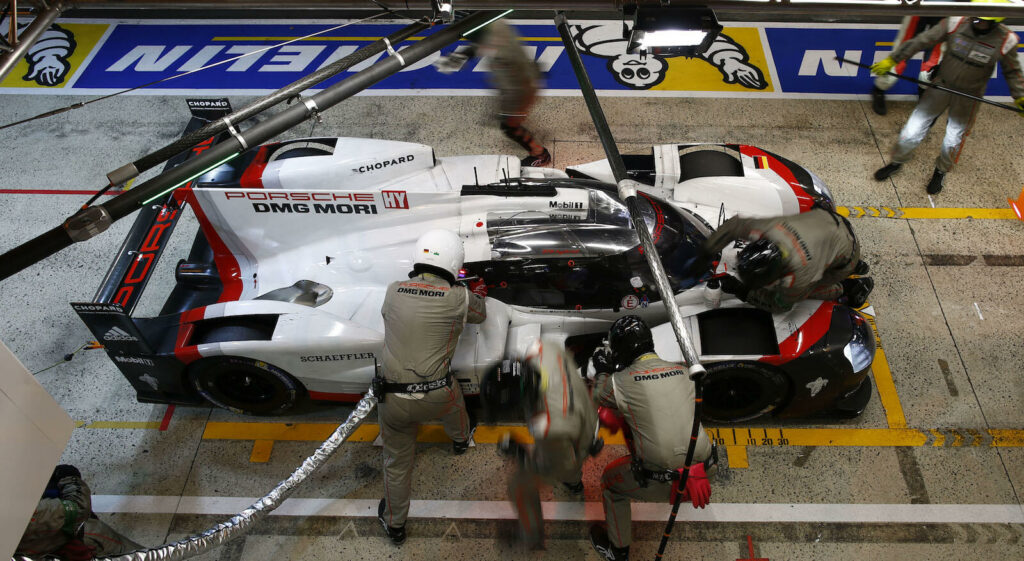 En racebil repareras i en garage. (AI text)