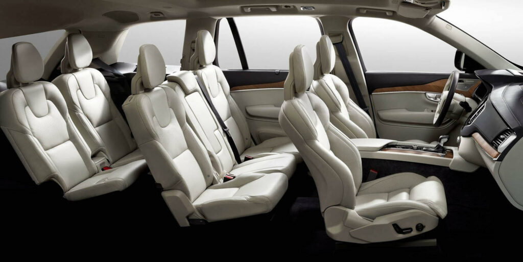 bilen inne

[The sentence is very short and not grammatically correct in Swedish. The correct translation would be "bils inredning" which means "car interior".] (AI text)