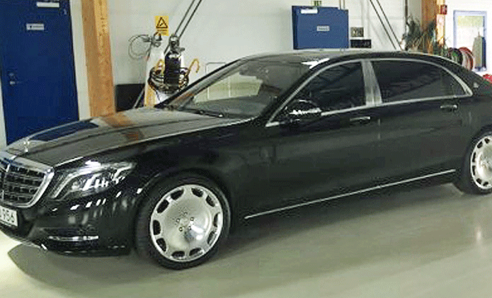 En Mercedes S-klass parkerad i garaget. (AI text)