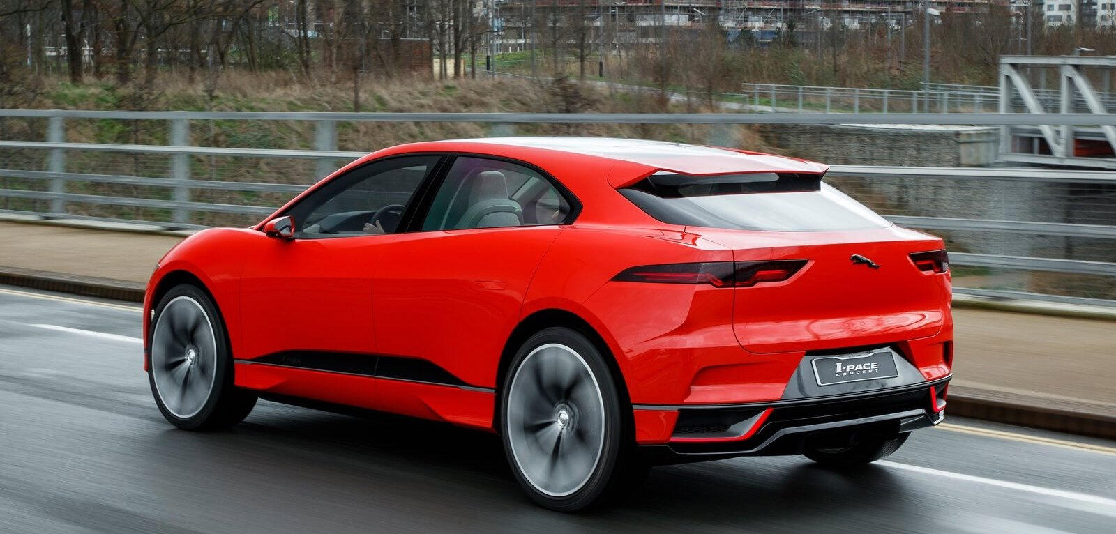 Jaguar I PACE kör längs vägen. (AI text)