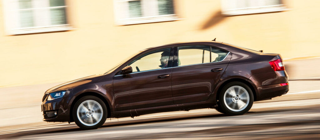 En Skoda står stilla på en stadsgata. (AI text)