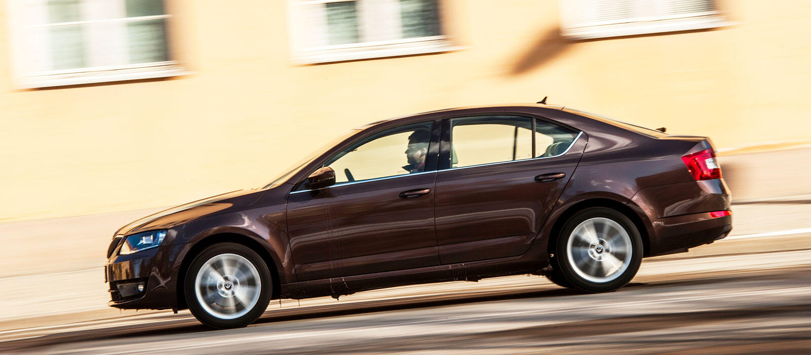 En Skoda står stilla på en stadsgata. (AI text)