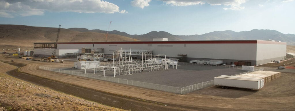 ett stort byggnad med ett stort byggnad i bakgrunden (AI text)