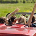 En grupp vänner i en cabrioletbil (AI text)