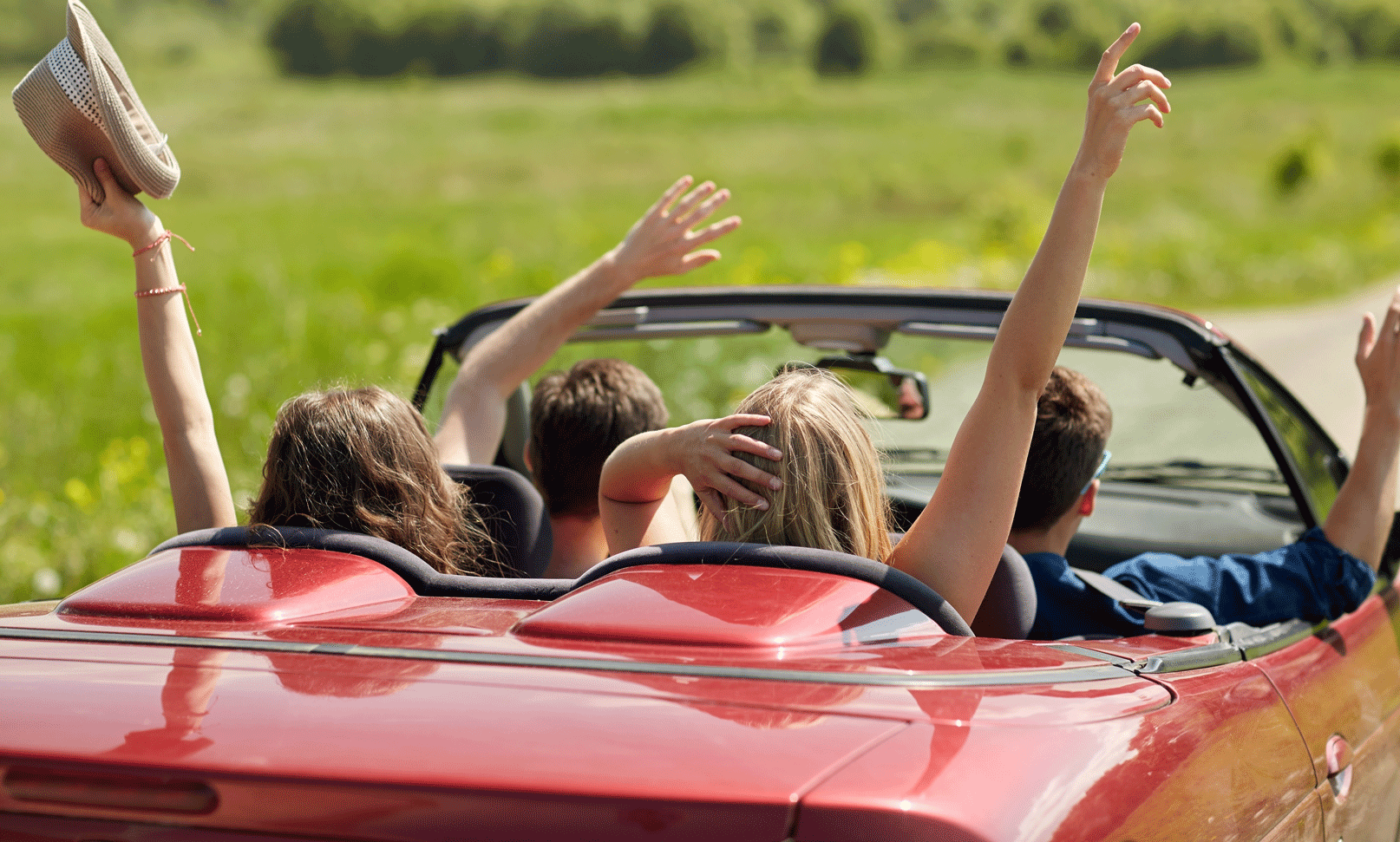 En grupp vänner i en cabrioletbil (AI text)