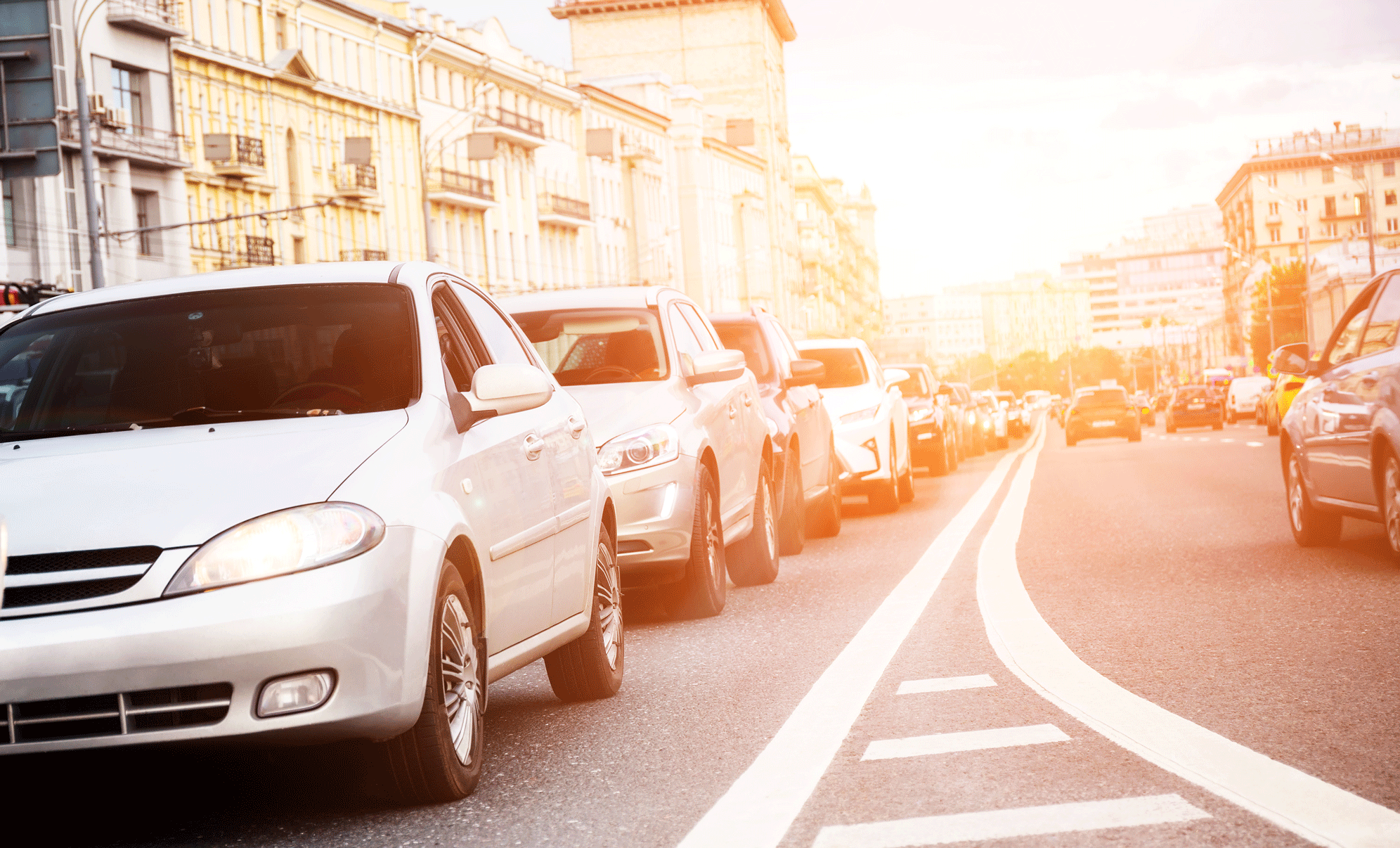 En bil står parkerad på en stadsgata. (AI text)