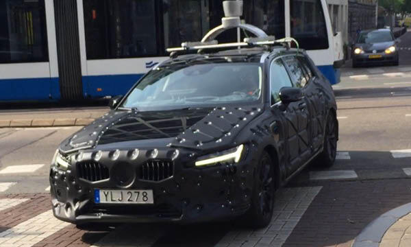 En självkörande Volvo V40 CC kör genom en stadsgata. (AI text)