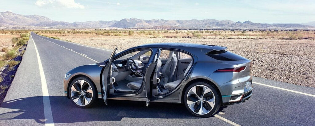 En bil kör nerför en ökenväg. (AI text)