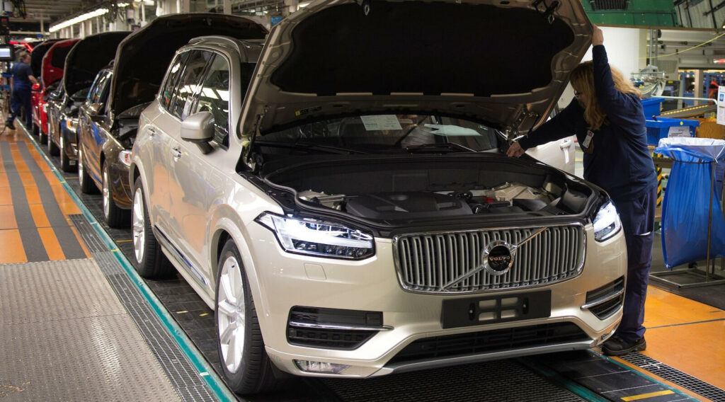 En Volvo XC90 monteras i Volvos fabrik i Shanghai, Kina. Bild: Reuters. (AI text)