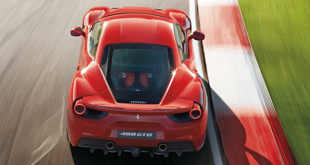 En Ferrari 458 Spider kör på en racerbana. (AI text)