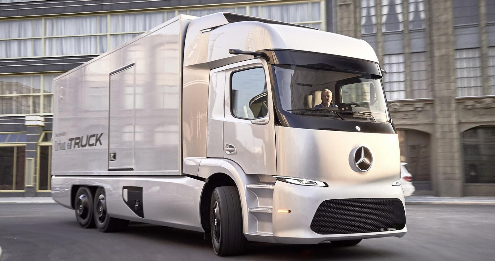 En Mercedes-Benz E-vanik kör nedför gatan. (AI text)