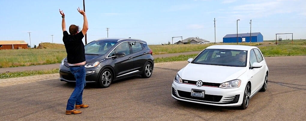 En man står på en gata med två bilar i bakgrunden. (AI text)