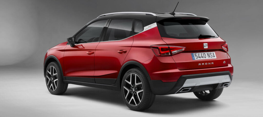 Seat Arona är åtta centimeter längre än Ibiza men tio centimeter högre. Bagagevolymen är 400 liter.