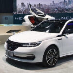 En bil är utställd på en bilsalong. (AI text)