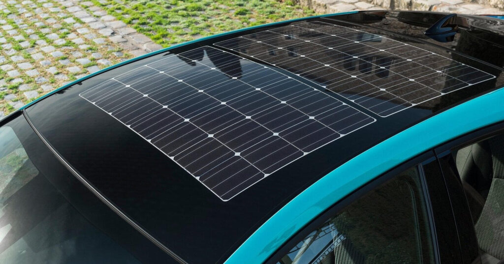 En bil med solceller på taket. (AI text)