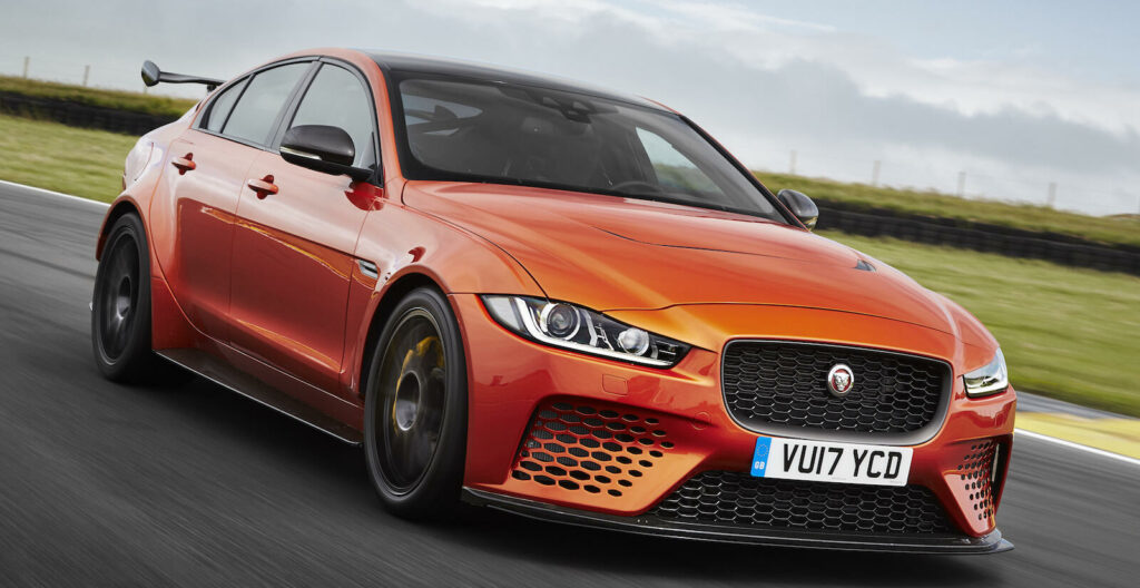 Jaguar XE kör på en racerbana. (AI text)