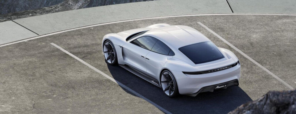 Porsche Taycan-konceptet parkerad på en klippa (AI text)