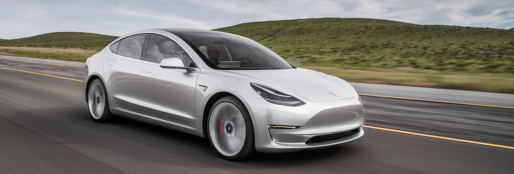 En Tesla Model Y kör på en väg. (AI text)