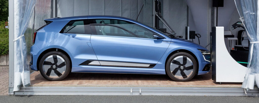 En blå Volkswagen ID.4 parkerad på en parkeringsplats. (AI text)