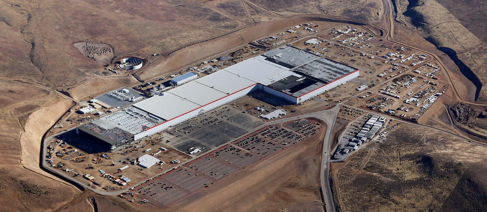 En drönare flyger över en byggarbetsplats i ökenen. (AI text)