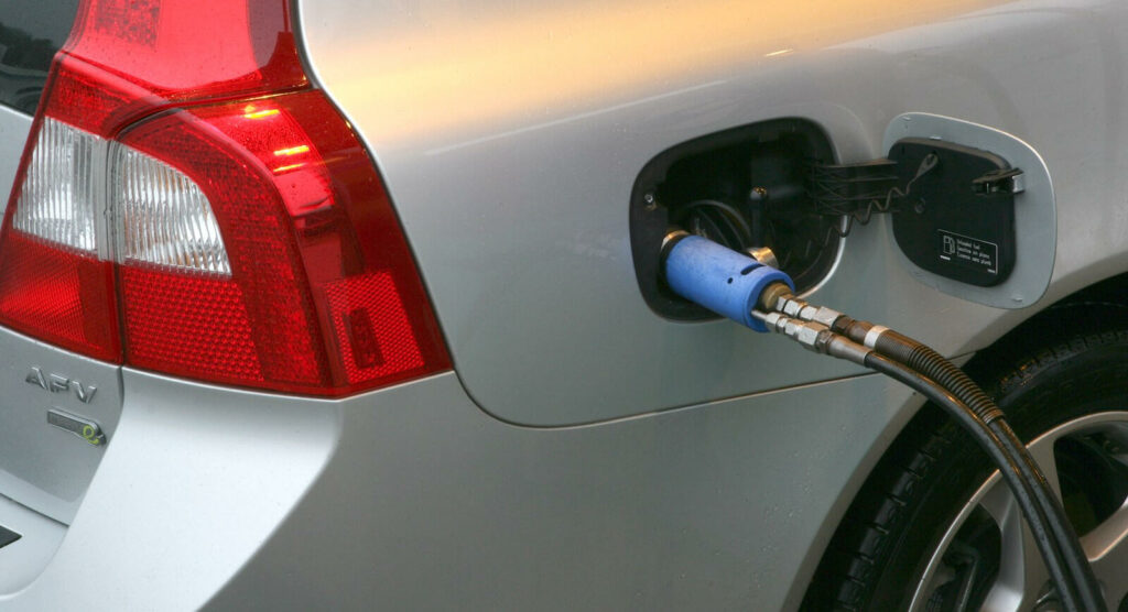 En bil är uppkopplad till en laddstation. (AI text)