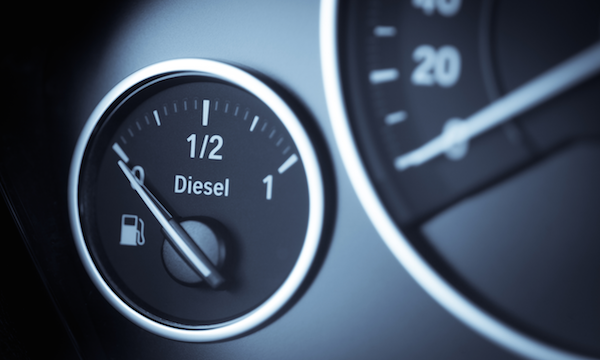 En bil med en indikator på instrumentbrädan (AI text)