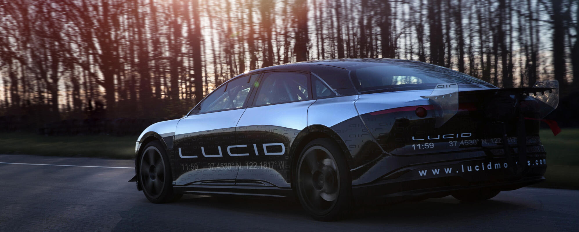 En Audi e-tron kör genom en skogsväg. (AI text)