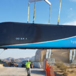 En bil lyfts upp i luften. (AI text)