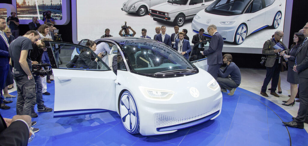 En grupp personer tittar på en bil på bilsalongen. (AI text)