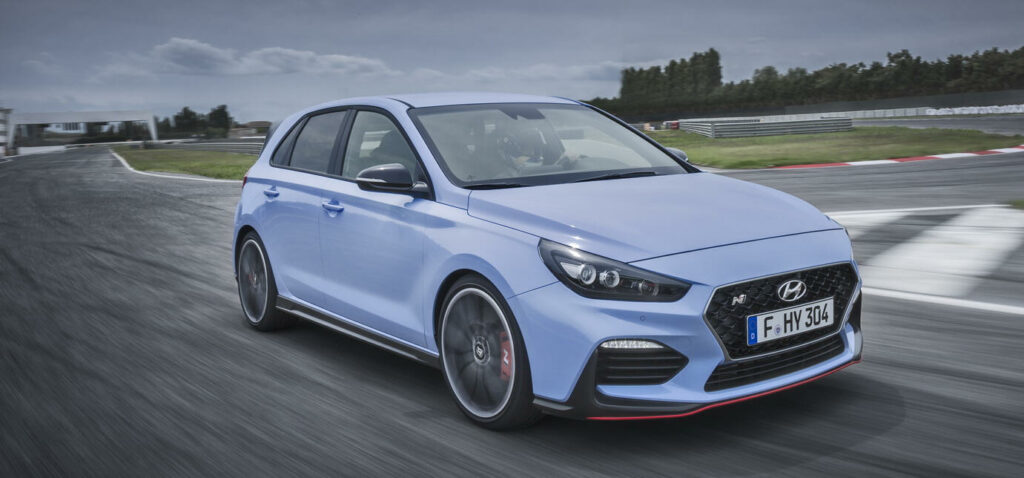 Hyundai i30-hatchbacken kör på en bana. (AI text)