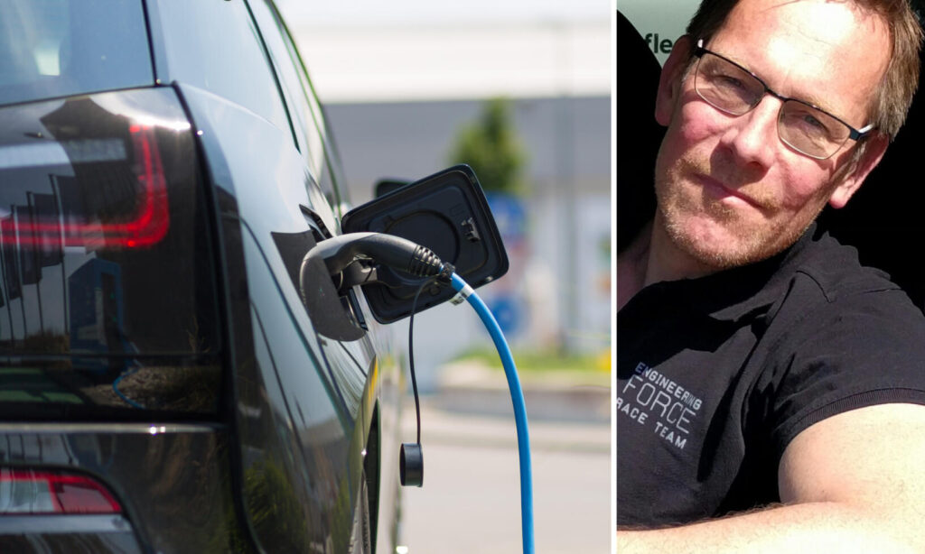 En man laddar sin bil med en elbilsladdare. (AI text)