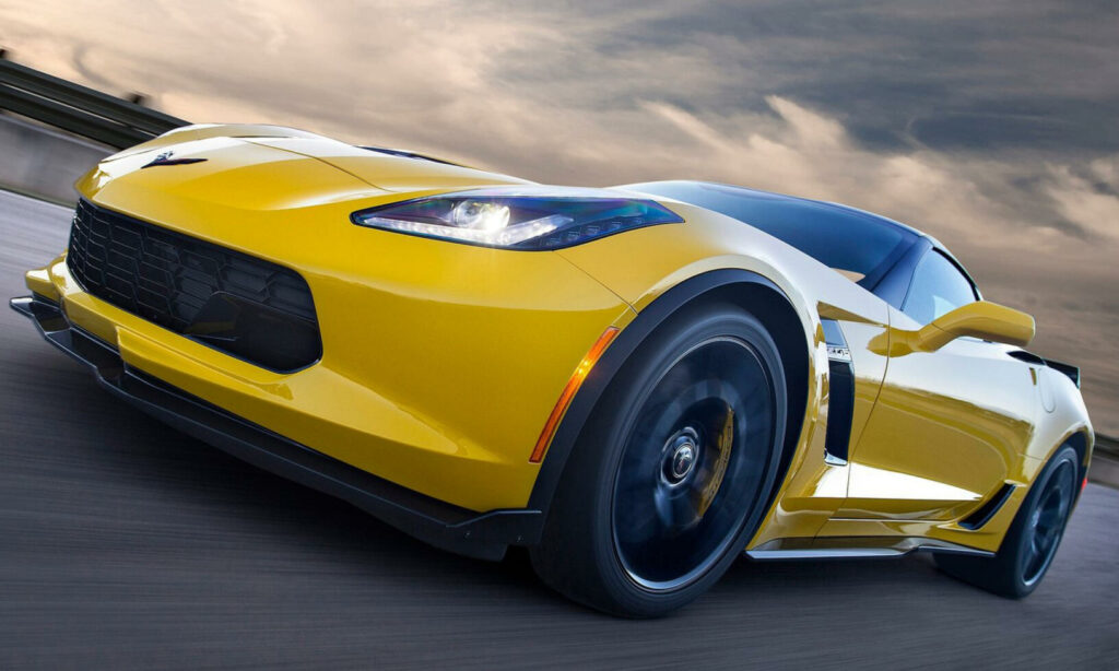 En gul Chevrolet Corvette Stingray kör på en bana. (AI text)