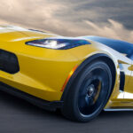 En gul Chevrolet Corvette Stingray kör på en bana. (AI text)