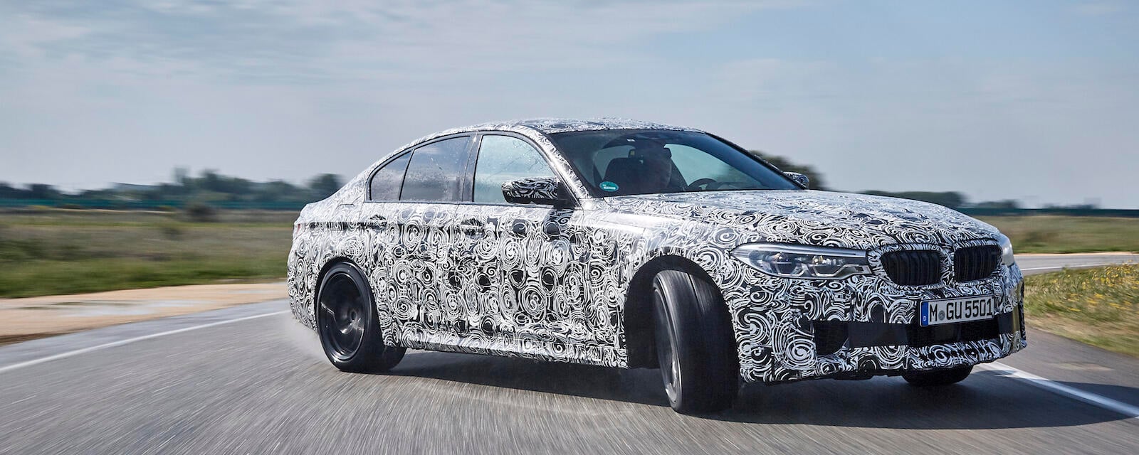 BMW M5 kör längs en landsväg (AI text)