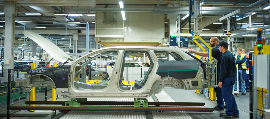 En bil sätts ihop i en fabrik. (AI text)