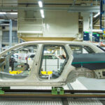 En bil sätts ihop i en fabrik. (AI text)