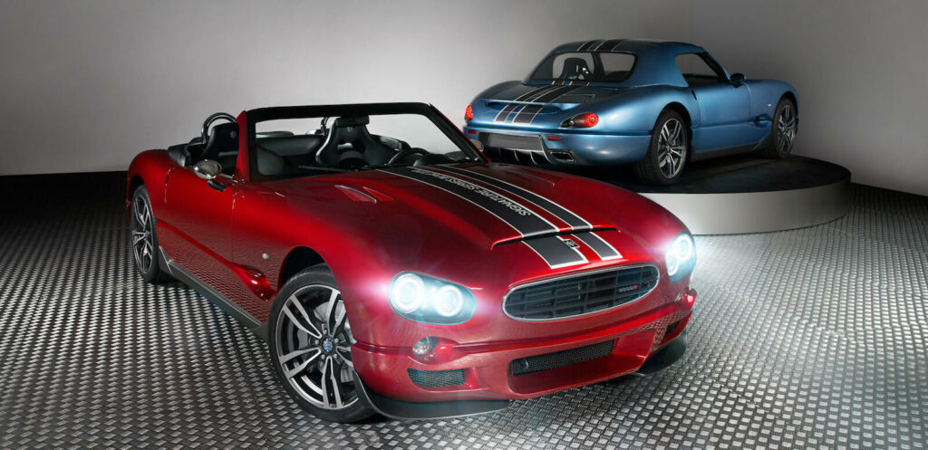 En röd sportbil och en blå sportbil (AI text)