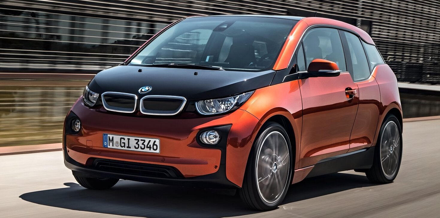 BMW I3-elbil kör på en stadsgata (AI text)