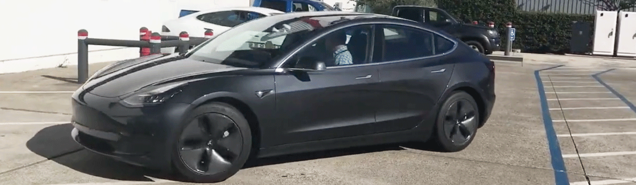 Teslachefen Doug Field lämnar parkeringen i nya Model 3.