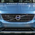 Volvo XC90-territäckt SUV på utställning på Volvo-bilfabriken (AI text)