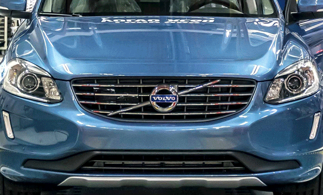 Volvo XC90-territäckt SUV på utställning på Volvo-bilfabriken (AI text)