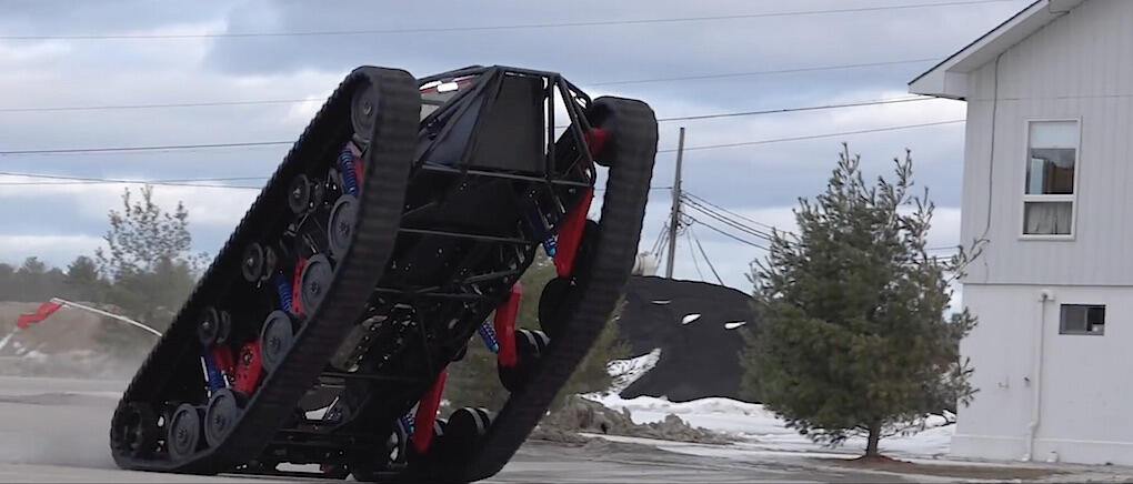 Finns det fäste för larvbanden räcker 1.500 hk utmärkt för att få upp Ripsaw EV2 "på bakhjulen".