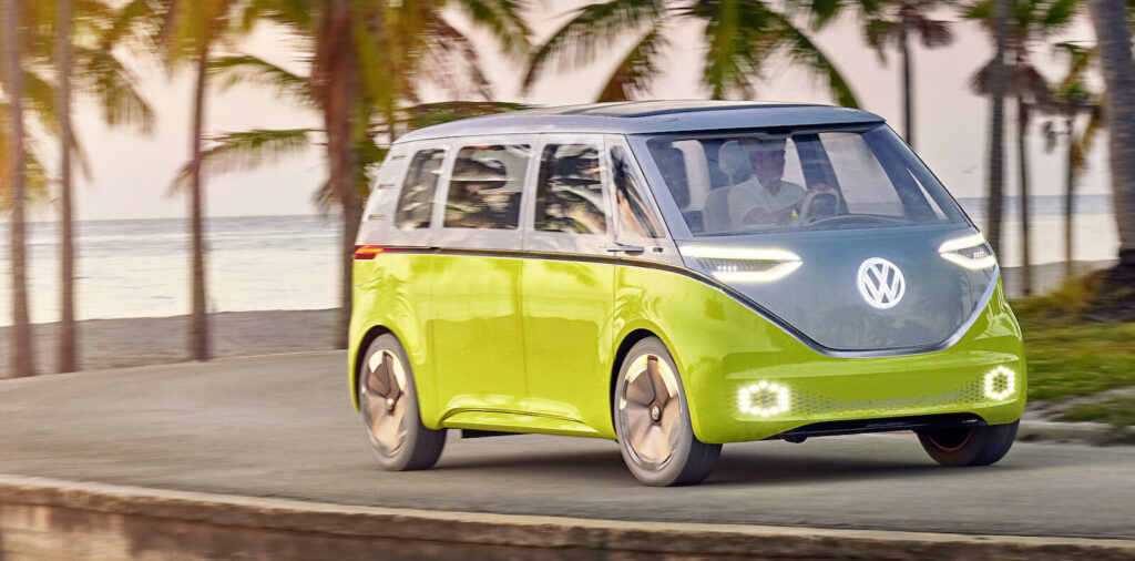 Glada nyheter för dig som gillar den klassiska Folkabussen! Efter påtryckningar väljer Volkswagen nu att ge grönt ljus för serieproduktion av eldrivna ID Buzz.