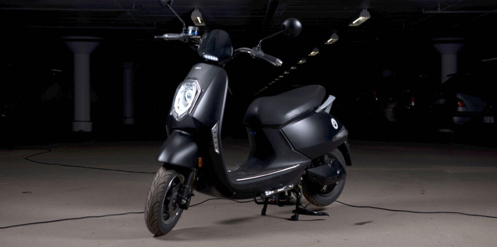 En scooterparkering i en mörk garage. (AI text)