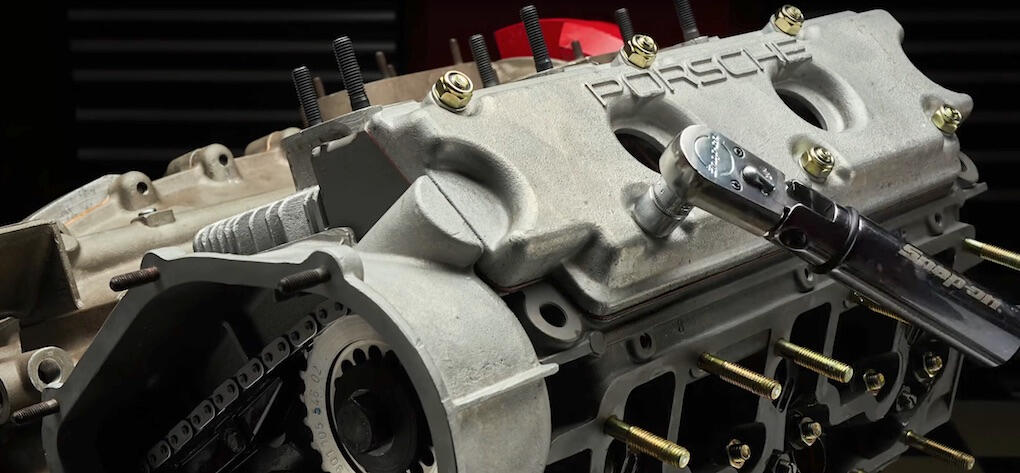 Alla delarna flyger isär av osynliga händer, som i en magisk dans. Och sen sätts allt på plats igen.